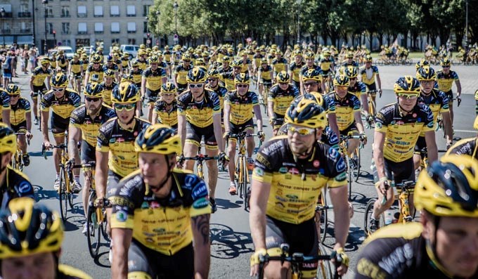 Egy csapat az 54-ből, akik elindultak Párizs felé a jellegzetes sárga bicikliken. Fotó: Team Rynkeby