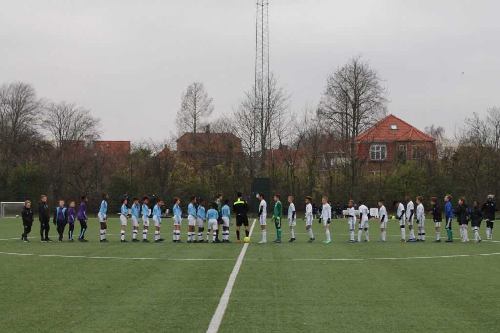 Az FC København és a Manchester City U13-as csapata. Képen jól látszik a relatív életkor hatás, azaz angol kifejezéssel: Bio-Banding