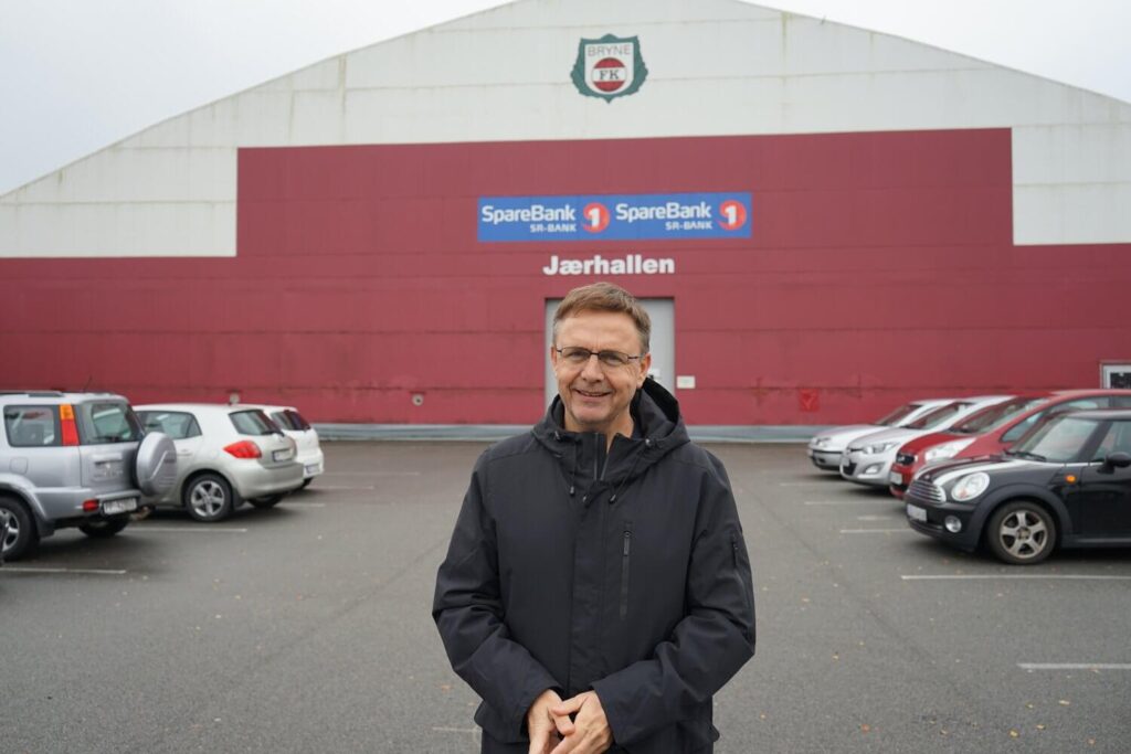 Itt kezdödött minden Haaland számára. Első gyermek edzője Alf Inge Berntsen áll a Jaernhallen elött Brynében. Fotó: Bjarte Fossfjell