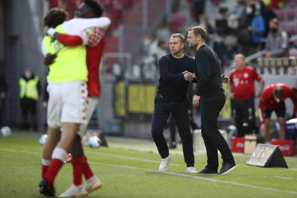 Bo Svenssonnak gratulál Hansi Flick a Bayern München edzője. Fotó:Tom Weller / Ritzau Scanpix