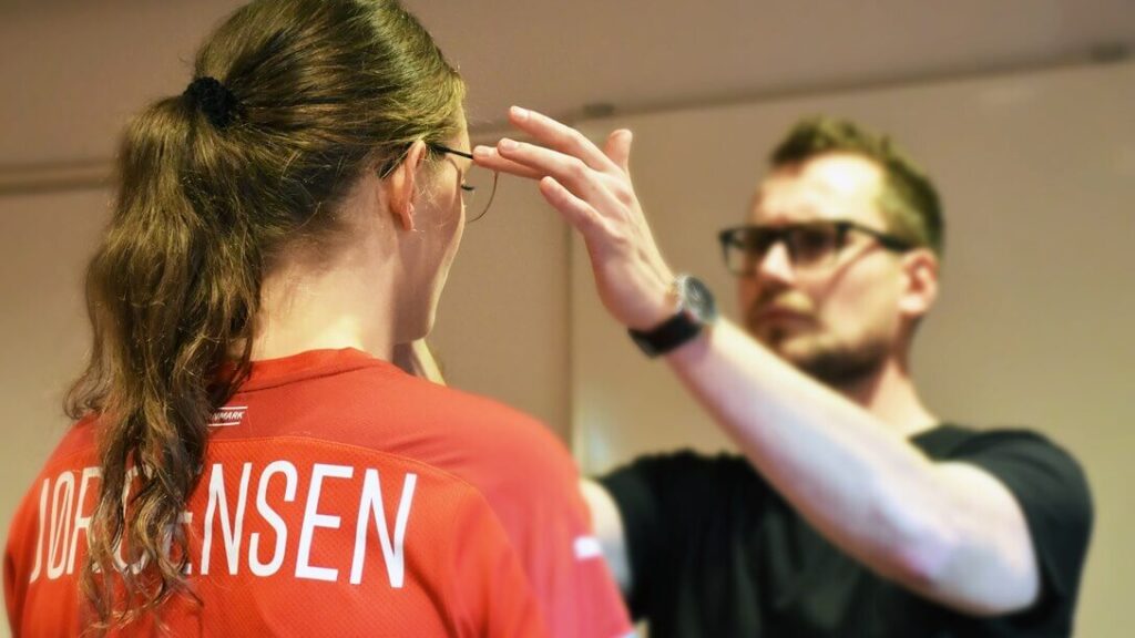 A dán női kézilabda-válogatott játékosa, Kristina Jörgensen próbálja a Blue Light szemüveget. Fotó: DHF.dk 