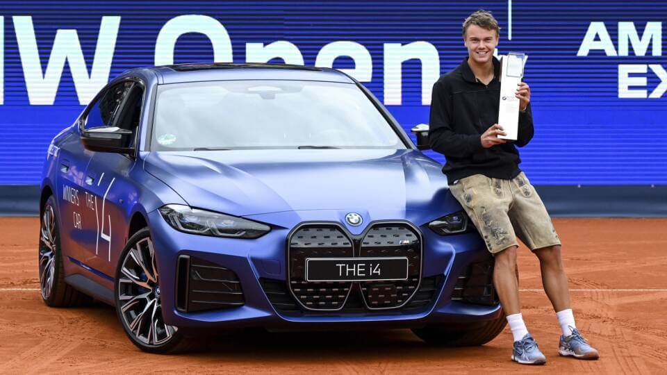 Holger Rune az új autójával és a megnyert kupával. Fotó: Sven Hoppe AP Images