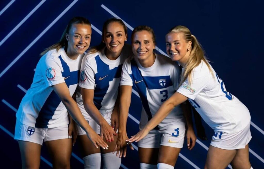 Mosolygós lányok alkotják a finn női labdarúgó-válogatott keretét. Fotó: UEFA.com