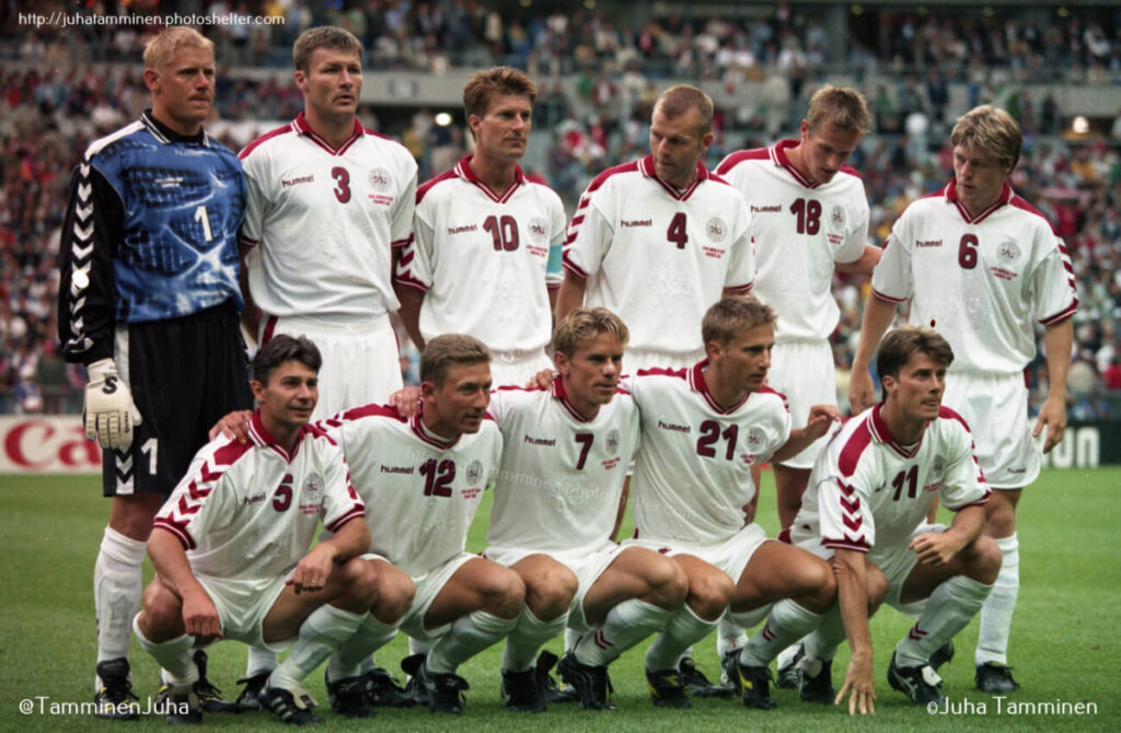 A dán labdarúgó-válogatott az 1998-as világbajnokságon Nigéria ellen. Fotó : Twitter /Tamminen Juha 