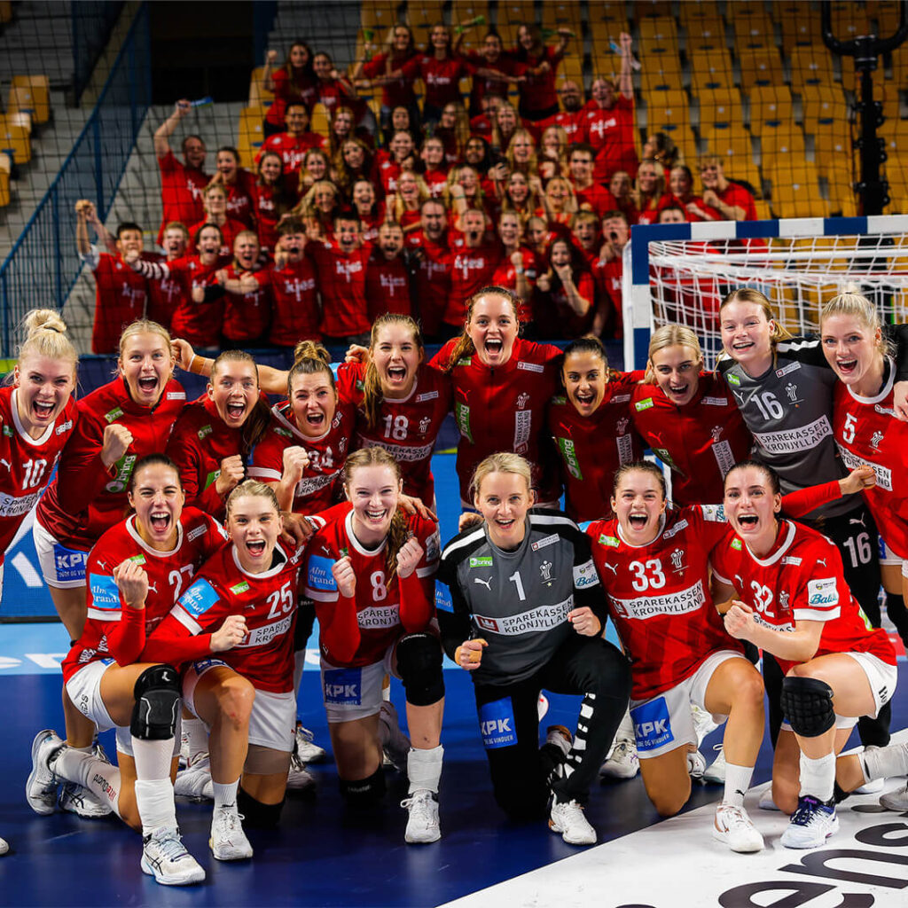 A dán női kézilabda-válogatott az őket elkisérő dán iskolásokkal a hátérben ünnepelték a svédek legyőzését. Fotó/ Kiemelt kép: Håndboldkvinderne