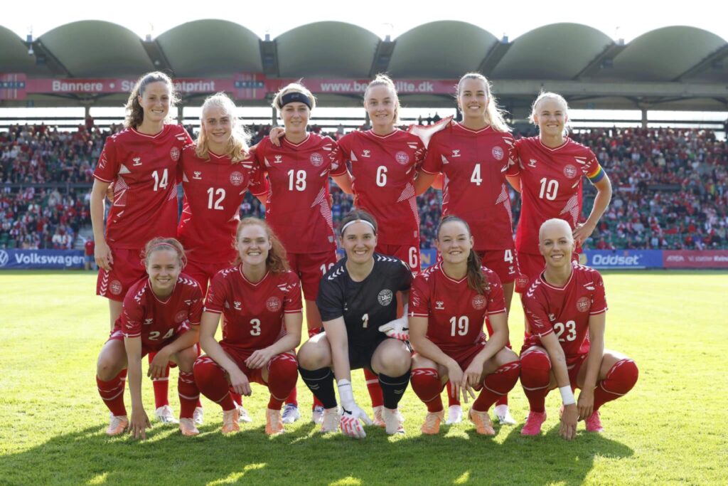 Luna Gewitcz 18-as számmal a dán női labdarúgó-válogatott kezdőjében Fotó: Kvindelandsholdet