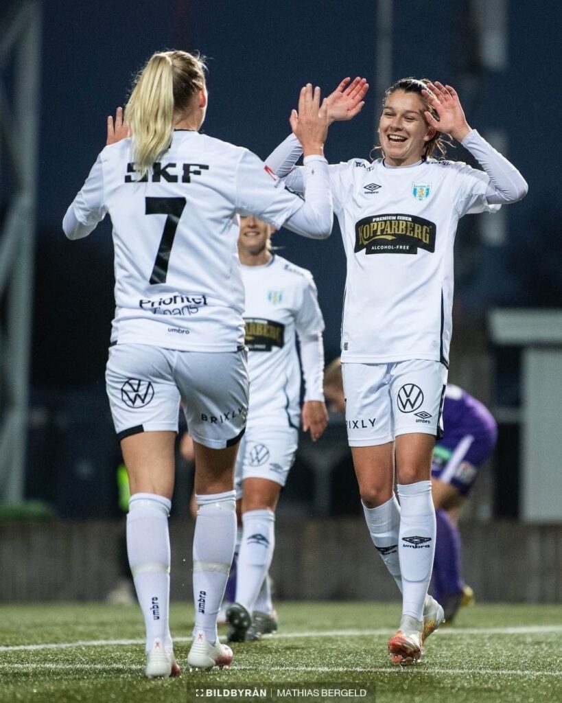 A svéd női labdarúgó-válogatott egyik sztárja Stina Blackstenius (7-es számmal) itt még a BK Hacken FC  labdarúgójaként Csiki Annával örül egy gól után. Fotó: Bildbyran/Mathias Bergeld