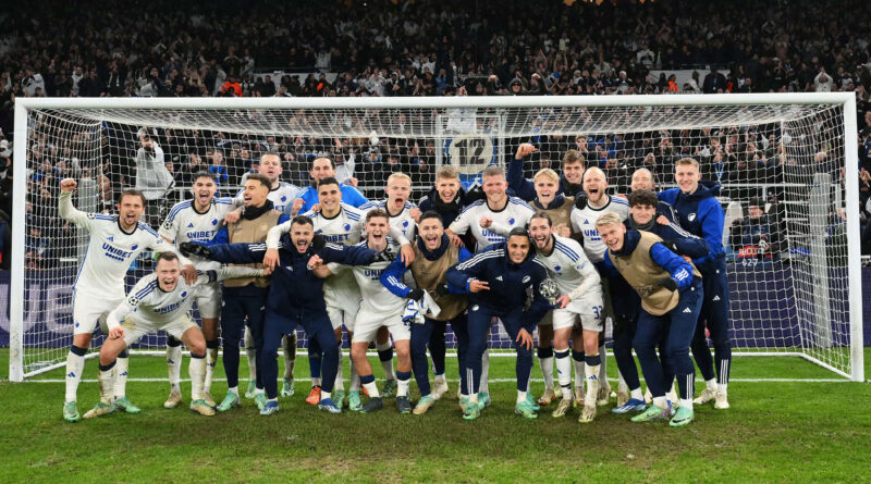 2023 decemberében az FC Köbenhavn játékosai a Parkenben ünnepelnek, miután a Galatasaray elleni győzelemmel bejutottak a Bajnokok Ligája kieséses szakaszába. Fotó: Sebastian Widmann/Uefa/Getty Images