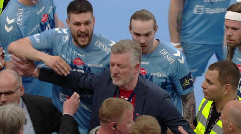 Jan Larsen, az Aalborg igazgatója védi meg a játékvezetőket az aalborgi játékosok dühétől. Fotó Kiemelt kép: DR. dk SPORT