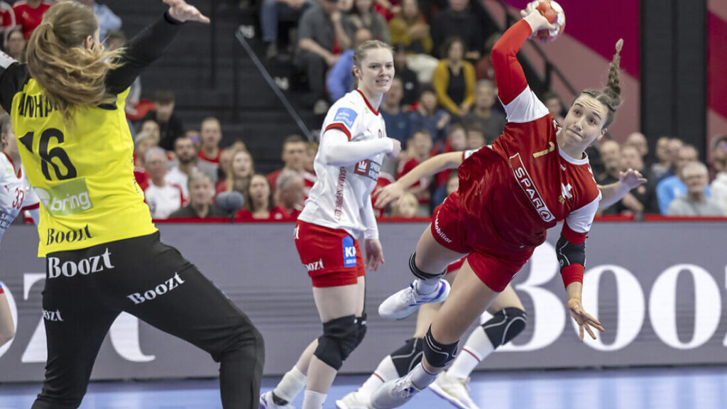 Tabea Scmid Althea Reinhardt ellen. Fotó/Kiemelt kép: KEYSTONE/AP/Georgios Kefalas