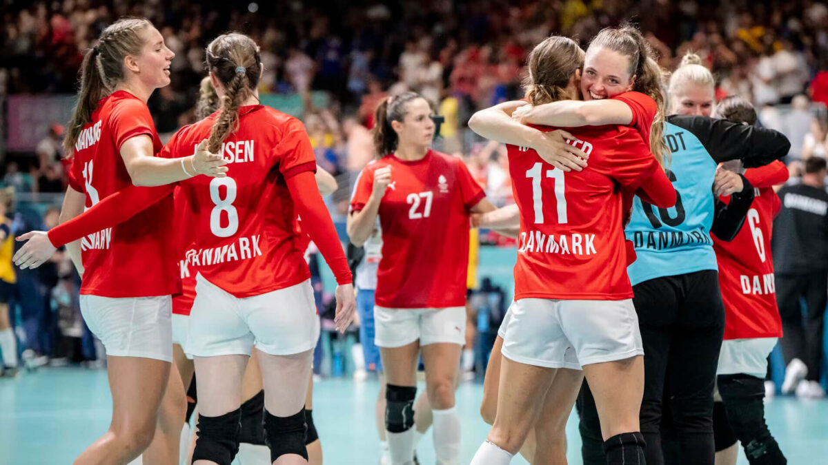 A Dán Kézilabda Szövetség hivatalos kérvényt nyújtott be a IHF-hez, hogy a női válogatottnak ne kelljen többé fehér sortban pályára lépnie. Fotó/Kiemelt kép: TV2.dk