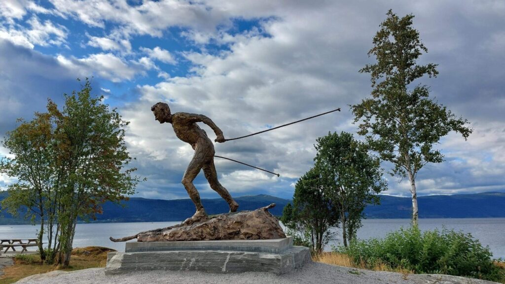 Petter Northug, a norvég olimpiai bajnok sífutó bronzszobra. Fotó/Kiemelt kép: Lantos Gábor (privát)