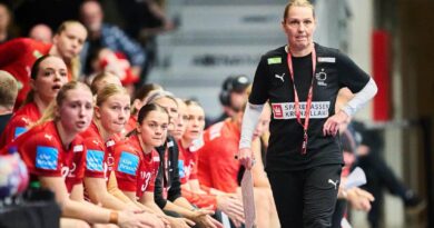 A dán szövetségi kapitány, Helle Thomsen a Dánia–Svédország női kézilabda-mérkőzésen, a næstvedi Arénában, 2025. november 20-án, csütörtökön. (Fotó Kiemelt kép: © Thomas Traasdahl, Ritzau Scanpix)