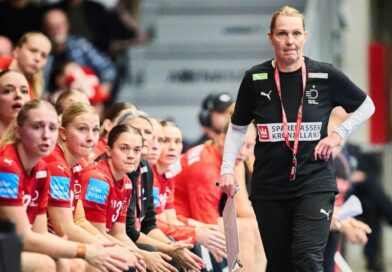 A dán szövetségi kapitány, Helle Thomsen a Dánia–Svédország női kézilabda-mérkőzésen, a næstvedi Arénában, 2025. november 20-án, csütörtökön. (Fotó Kiemelt kép: © Thomas Traasdahl, Ritzau Scanpix)