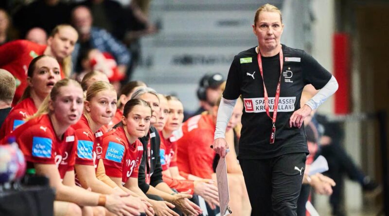 A dán szövetségi kapitány, Helle Thomsen a Dánia–Svédország női kézilabda-mérkőzésen, a næstvedi Arénában, 2025. november 20-án, csütörtökön. (Fotó Kiemelt kép: © Thomas Traasdahl, Ritzau Scanpix)
