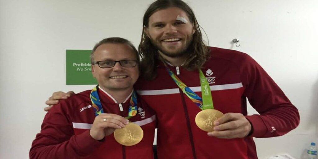 Claus Dalgaard-Hansen és Mikkel Hansen a riói olimpián szerzett aranyéremmel. Fotó: Lederstof.dk