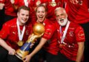 Martin Langagergaard (jobbra) a dán férfi kézilabda-válogatott stáb többi tagjával együtt ünnepli az aranyérmet a döntő után. Fotó: Anže Malovrh / kolektiff