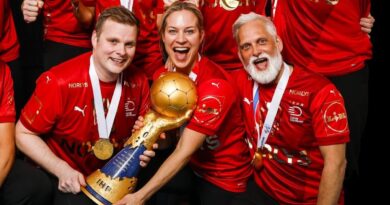 Martin Langagergaard (jobbra) a dán férfi kézilabda-válogatott stáb többi tagjával együtt ünnepli az aranyérmet a döntő után. Fotó: Anže Malovrh / kolektiff
