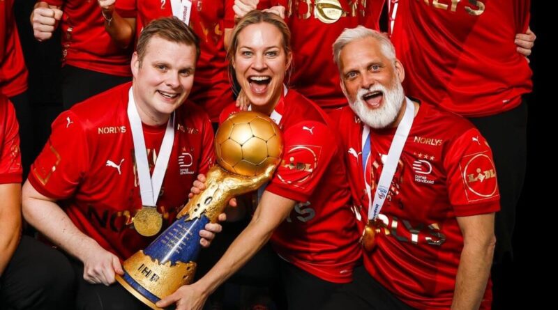 Martin Langagergaard (jobbra) a dán férfi kézilabda-válogatott stáb többi tagjával együtt ünnepli az aranyérmet a döntő után. Fotó: Anže Malovrh / kolektiff