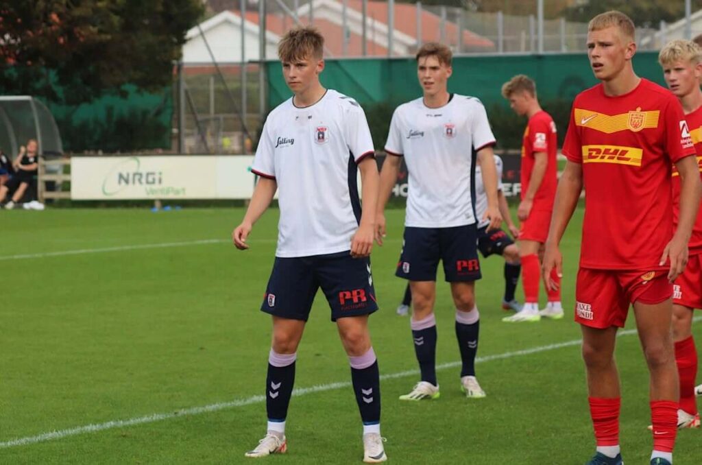 Mikkel Bro Hansen  fehér mezben az AGF utánpótlásában  