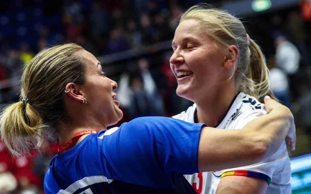 A norvég Nora Mørk és Frida Brandbu Andersen a Románia elleni, év elején rendezett EHF Euro Cup-kézilabdamérkőzésen aratott győzelem után. Fotó: Nikola Krstic / NTB