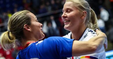 A norvég Nora Mørk és Frida Brandbu Andersen a Románia elleni, év elején rendezett EHF Euro Cup-kézilabdamérkőzésen aratott győzelem után. Fotó: Nikola Krstic / NTB