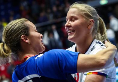 A norvég Nora Mørk és Frida Brandbu Andersen a Románia elleni, év elején rendezett EHF Euro Cup-kézilabdamérkőzésen aratott győzelem után. Fotó: Nikola Krstic / NTB