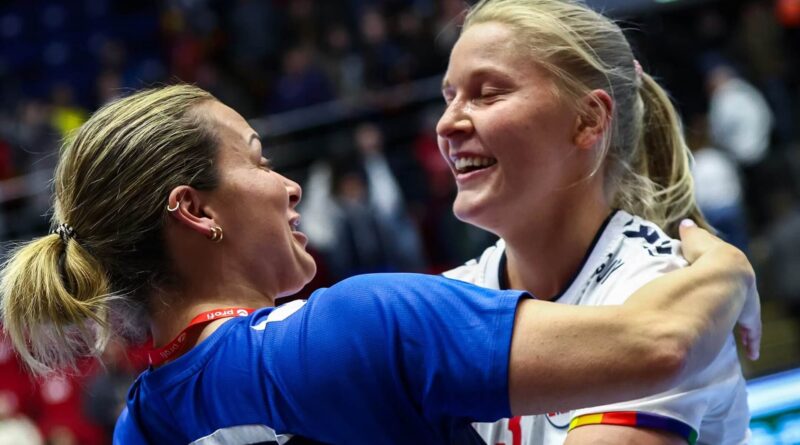 A norvég Nora Mørk és Frida Brandbu Andersen a Románia elleni, év elején rendezett EHF Euro Cup-kézilabdamérkőzésen aratott győzelem után. Fotó: Nikola Krstic / NTB